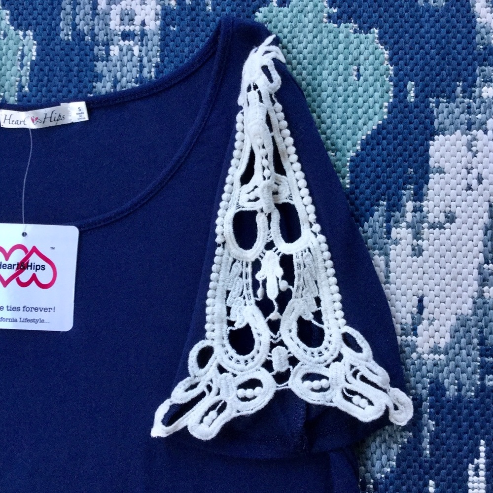 Women’s Small Embellished Sleeve Top NWT💙 - Picture 6 of 7